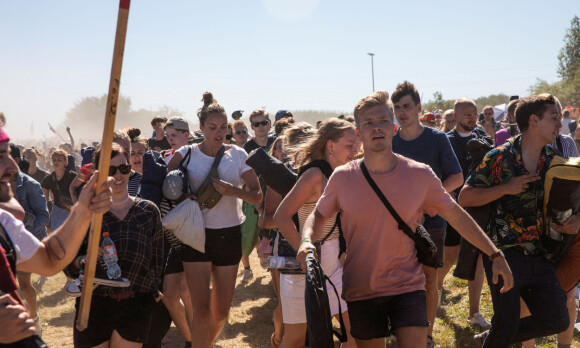 Festivaldeltakere gjør fra seg i naboenes hager: - Moralsk forkastelig